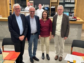 Präsident Dr. Joachim Jäckle (zweiter von links) und Activity-Beauftragter, Gerhard Leon (ganz rechts), mit Frau Moczygemba vom Caritasverband Freiburg-Stadt e.V. und Hatto Müller von der Freiburger Tafel.