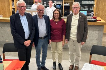 Präsident Dr. Joachim Jäckle (zweiter von links) und Activity-Beauftragter, Gerhard Leon (ganz rechts), mit Frau Moczygemba vom Caritasverband Freiburg-Stadt e.V. und Hatto Müller von der Freiburger Tafel.