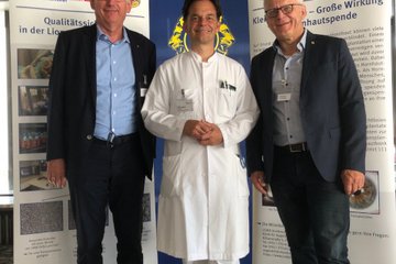 Das Bild zeigt die beiden Vertreter des Lions Club Freiburg Rainer Müller und Prof. Ulrich Eith zusammen mit dem Leiter der Hornhautklinik Prof. Philipp Maier bei der Übergabe der Spende.