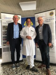 Das Bild zeigt die beiden Vertreter des Lions Club Freiburg Rainer Müller und Prof. Ulrich Eith zusammen mit dem Leiter der Hornhautklinik Prof. Philipp Maier bei der Übergabe der Spende.