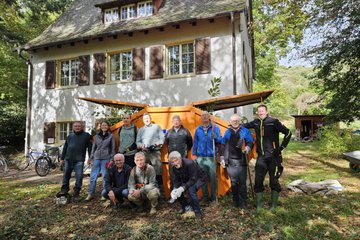 Clubmitglieder pflegen Garten von MAKS