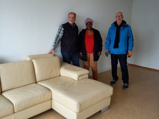 Asylbewerberin mit Couchgarnitur