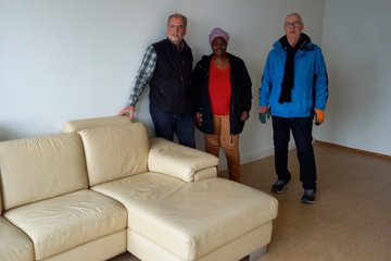 Asylbewerberin mit Couchgarnitur