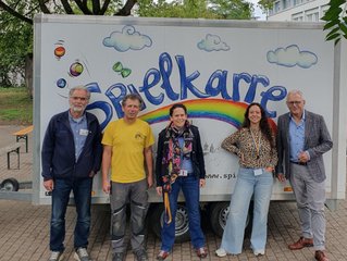 Präsident Ulrich Eith (rechts) und Vize-Präsident Hartmut Lamparter (links) mit Vertretern des Spielmobil Freiburg e.V. und des Deutschen Roten Kreuzes